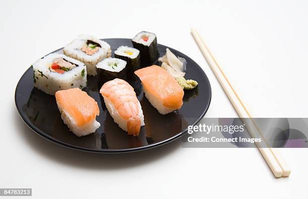 sushi - sake nigiri fotografías e imágenes de stock