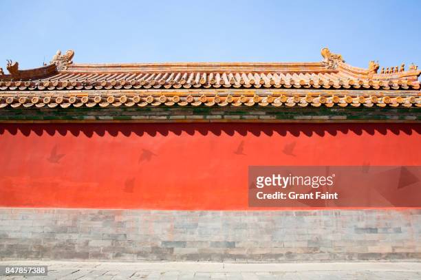 red wall at forbidden palace. - red grant stock-fotos und bilder
