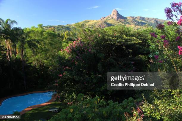 peak called execution rock on the nyonyane mountain, ezulwini valley, swaziland - swaziland 個照片及圖片檔