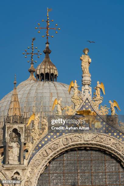 st. mark's cathedral (basilica di san marco) at st. mark's square against blue sky, venice,veneto, italy - basilica di san marco 個照片及圖片檔