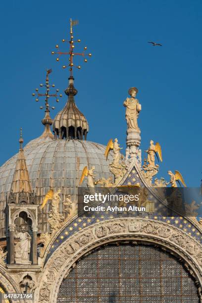 st. mark's cathedral (basilica di san marco) at st. mark's square against blue sky, venice,veneto, italy - basilica di san marco 個照片及圖片檔