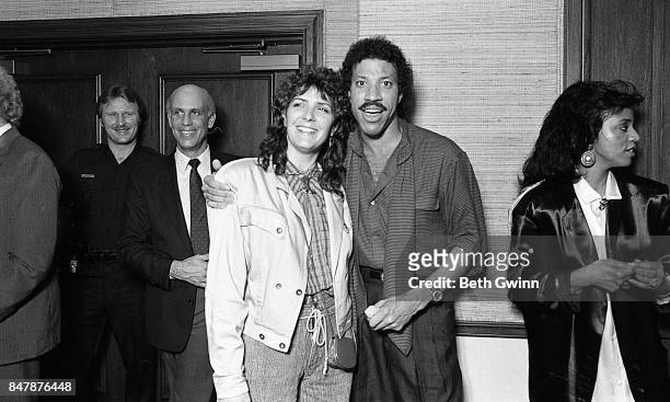Lionel Richie and Kathy Mattea pose for a portrait at a Jobete music party to honor Otis Blackwell on October 12, 1986 in Nashville, Tennessee.