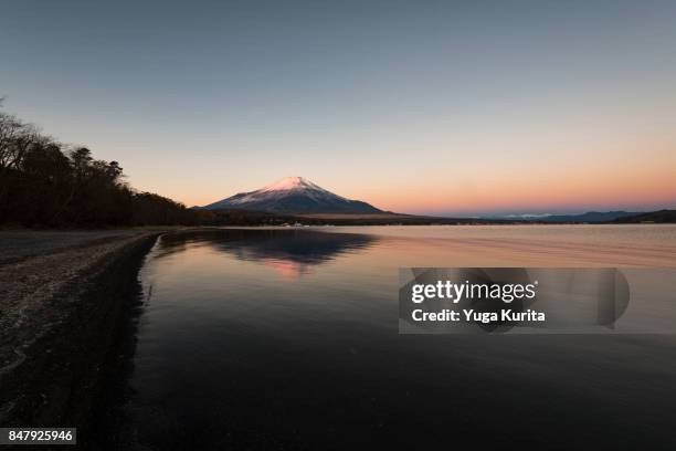 mt. fuji over lake yamanaka at sunrise - minami alps foto e immagini stock