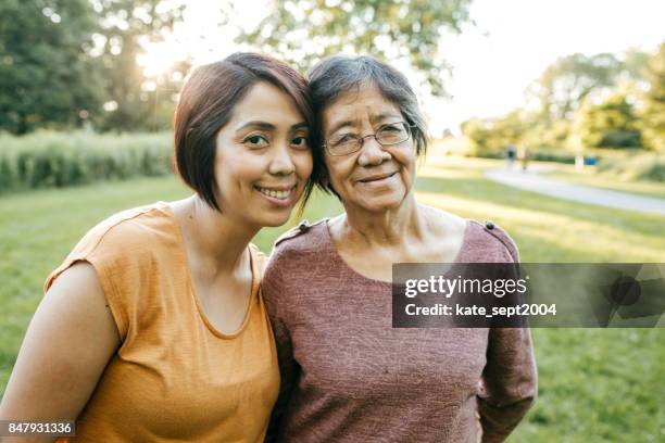 feliz familia con dos hijos - filipino fotografías e imágenes de stock