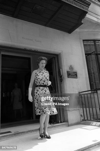 Queen Elizabeth II leaving the King Edward VII Hospital for Officers after visiting Princess Anne. The Princess had an emergency operation for the...