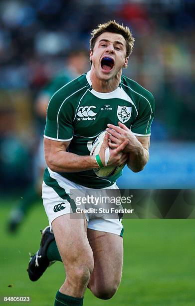 Tommy Bowe of Ireland catches a high ball during the RBS 6 Nations game between Italy and Ireland at Stadio Flamino on February 15, 2009 in Rome,...