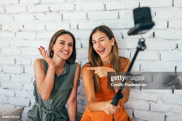 frauen, die ein vlog - selfiestick stock-fotos und bilder