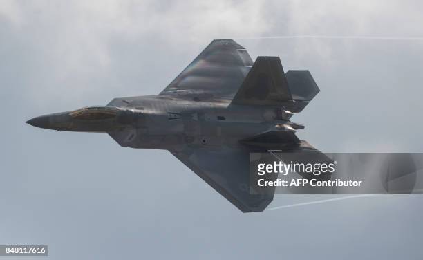 An F-22 Raptor does a fly-by during the airshow at Joint Andrews Air Base in Maryland on September 16, 2017. / AFP PHOTO / Andrew CABALLERO-REYNOLDS