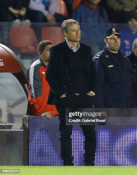 Ariel Holan coach of Independiente looks on during a match between Independiente and Lanus as part of the Superliga 2017/18 at Libertadores de...