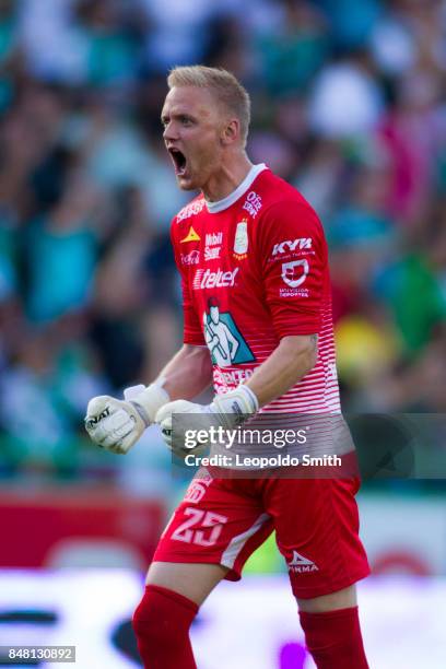 William Yarbrough of Leon celebrates celebrates the first goal of his team scored by his teammate Mauro Boselli during the 9th round match between...