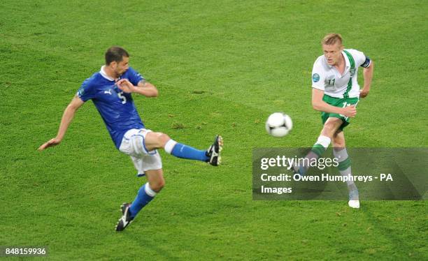 Republic of Ireland's Damien Duff and Italy's Santos Thiago Motta battle for the ball