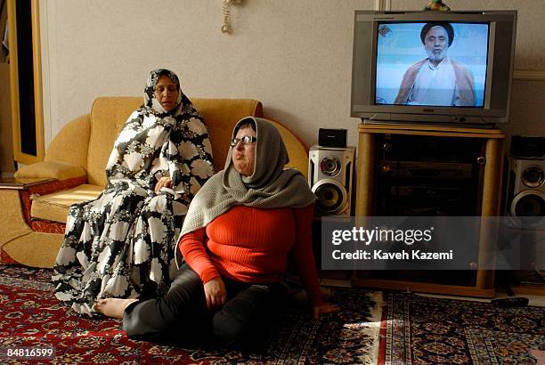 Ameneh Bahrami gets on with her daily life at home where she lives with her parents, while awaiting for her agressor, who blinded her in both eyes,...