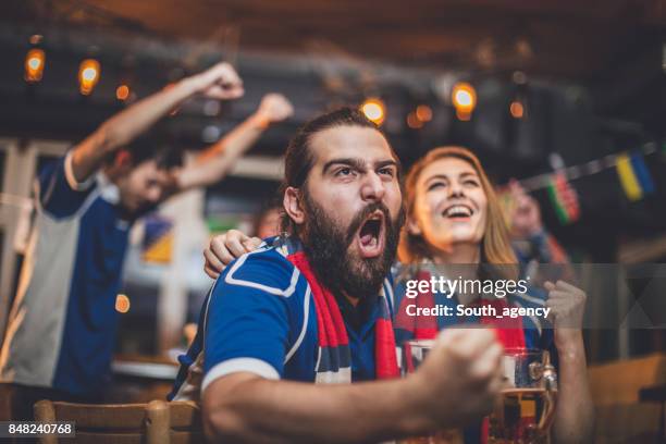 Paar kijken naar spel in pub