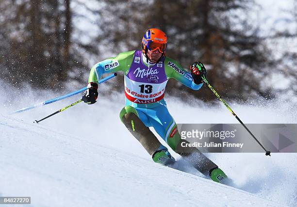 Bernard Vajdic of Slovenia skis during the Men's Slalom event held on the Face de Bellevarde course on February 15, 2009 in Val d'Isere, France.