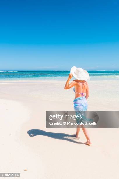 tourist at turquoise bay. exmouth, western australia. - sarong stock pictures, royalty-free photos & images