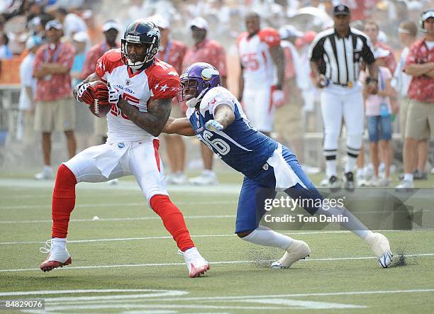 Brandon Marshall of the Denver Broncoes makes a catch as Antoine Winfield of the Minnesota Vikings defends during the NFL Pro Bowl in Aloha Stadium...