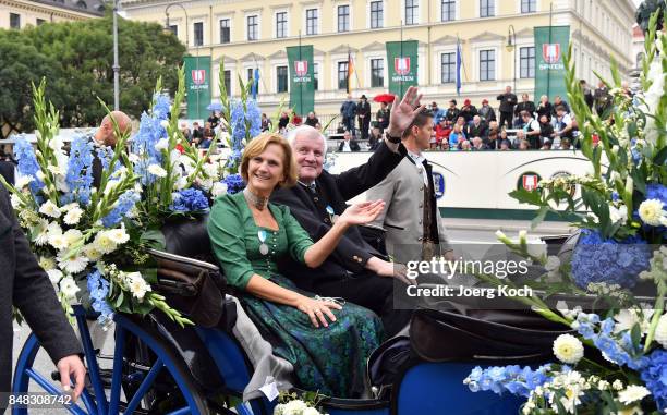 Bavarian State Premier Horst Seehofer and his wife Karin Seehofer go by carriage over Munich's famous Ludwigstrasse during the traditional Costume...