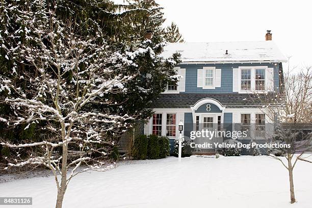 house with snow in winter - american house foto e immagini stock