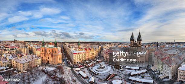 winter panorama van praag oude stadsplein met de kerstmarkt. - prague christmas market old town stockfoto's en -beelden