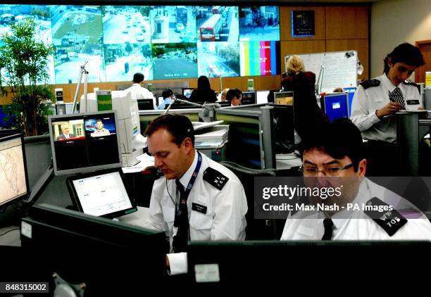 Maintain Control Police 86 Metropolitan Police Control Room Stock Photos, High-Res Pictures ...