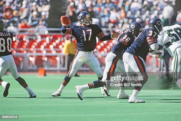 Chicago Bears QB Sean Payton in action, pass vs Philadelphia Eagles. Teams used replacement players during 1987 NFL strike. Scab game. Philadelphia,...