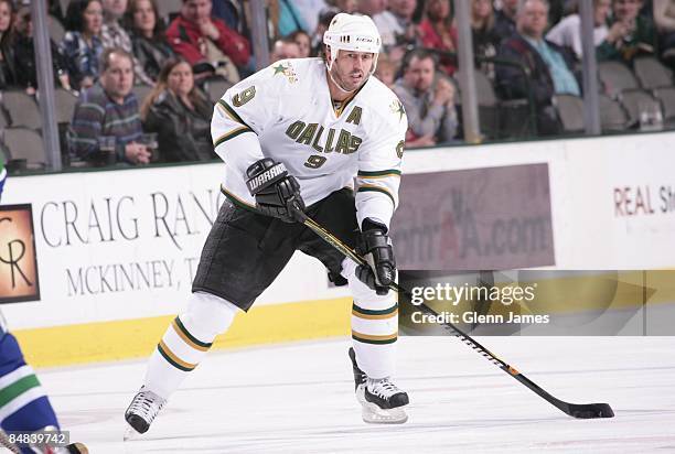 Mike Modano of the Dallas Stars looks for a cutting teammate against the Vancouver Canucks on February 13, 2009 at the American Airlines Center in...