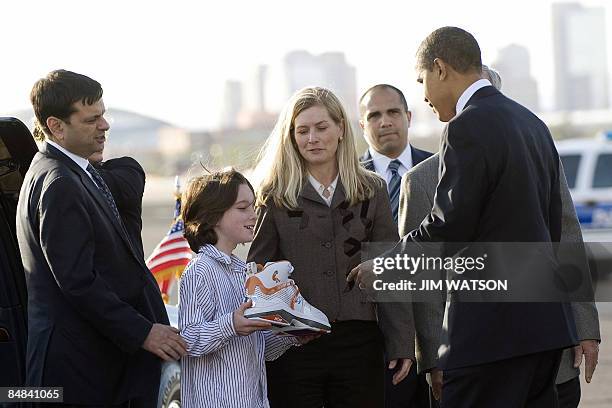 Shaq's shoe makes a big impression on Obama