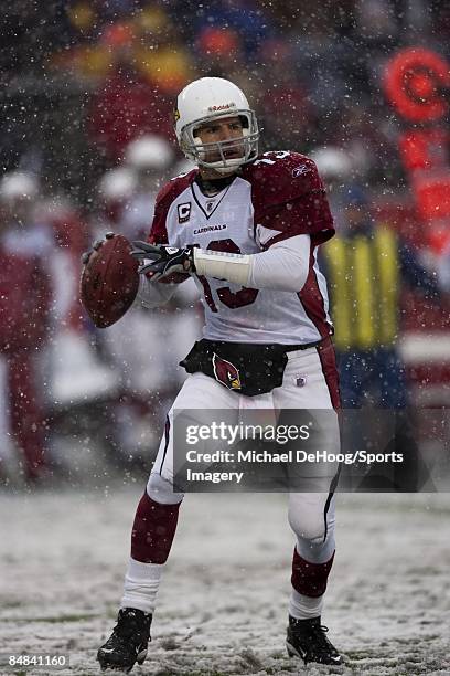 Quarterback Kurt Warner of the Arizona Cardinals goes back to pass during a NFL game against the New England Patriots at Gillette Stadium on December...
