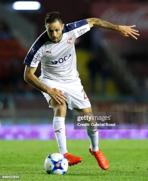 Juan Manuel Martinez of Independiente drives the ball during a match between Independiente and Lanus as part of the Superliga 2017/18 at Libertadores...