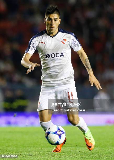 Leandro Fernandez of Independiente controls the ball during a match between Independiente and Lanus as part of the Superliga 2017/18 at Libertadores...