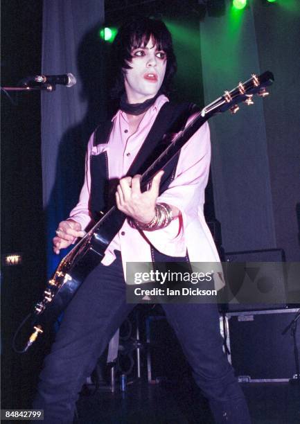 Photo of Richey EDWARDS and MANIC STREET PREACHERS, Richey Edwards performing live onstage