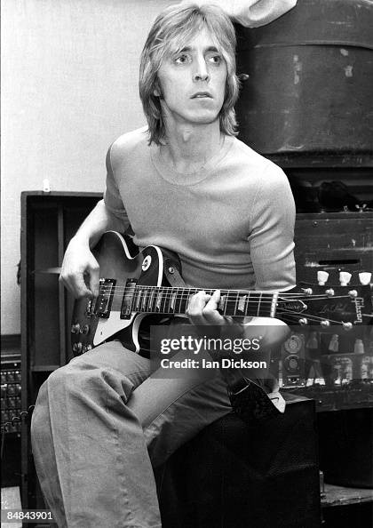Guitarist Mick Ronson from The Hunter Ronson Band posed at Air... ニュース ...