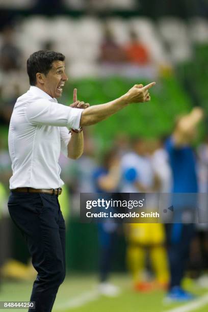 Gustavo Diaz coach of Leon gives instructions to his players during the 9th round match between Leon and Pachuca as part of the Torneo Apertura 2017...