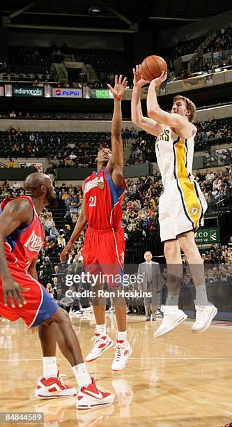 Troy Murphy of the Indiana Pacers shoots over Thaddeus Young of the Philadelphia 76ers at Conseco Fieldhouse on February 17, 2009 in Indianapolis,...