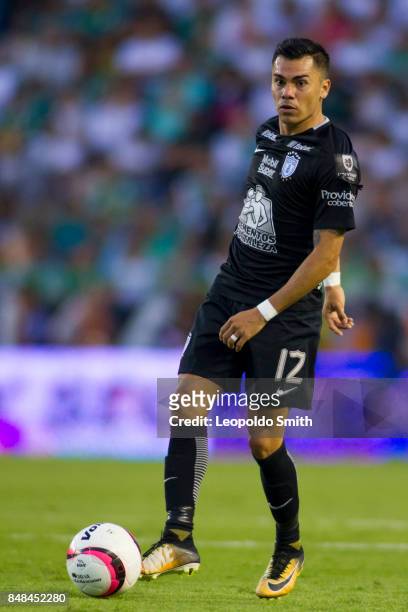 Emmanuel Garcia of Pachuca drives the ball during the 9th round match between Leon and Pachuca as part of the Torneo Apertura 2017 Liga MX at Leon...