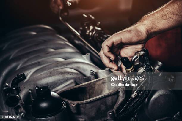 自動車修理店で修理の v10 エンジン - diesel piston ストックフォトと画像