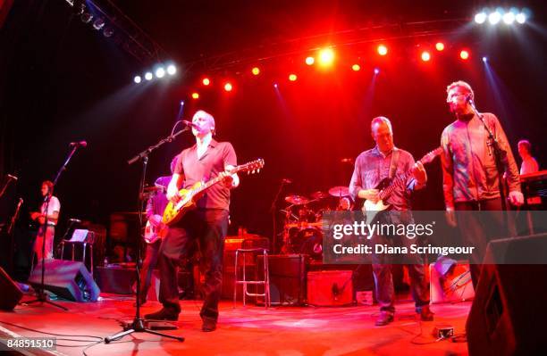 Photo of Mark KNOPFLER, finale L-R Chris White, John Ilsley, Mark Knopfler, Robbie McIntosh, Jimmy Nail