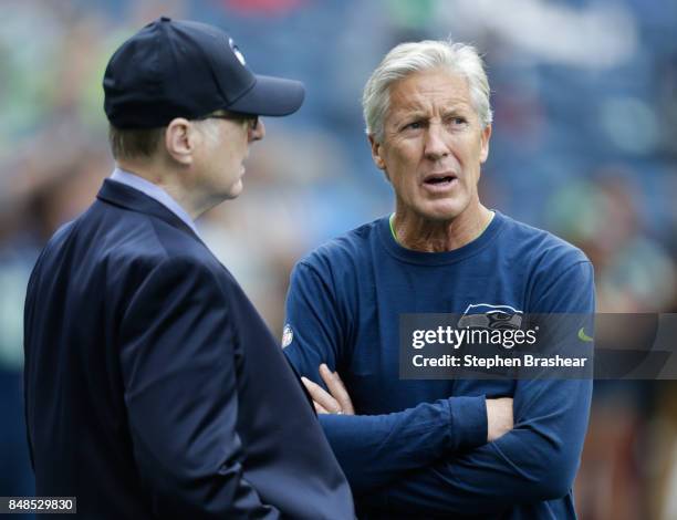 Seattle Seahawks owner Paul Allen, left, talks with head coach Pete Carroll before the game against the San Francisco 49ers at CenturyLink Field on...