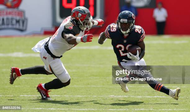 Chicago Bears running back Tarik Cohen makes a reception against Tampa Bay Buccaneers inside linebacker Kendell Beckwith in the first quarter on...