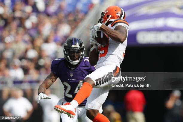 Wide receiver Corey Coleman of the Cleveland Browns makes the catch over cornerback Brandon Carr of the Baltimore Ravens in the four quarter at M&T...