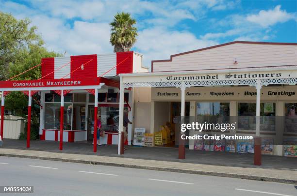 heritage shops on kapanga road. - halbinsel coromandel peninsula stock-fotos und bilder