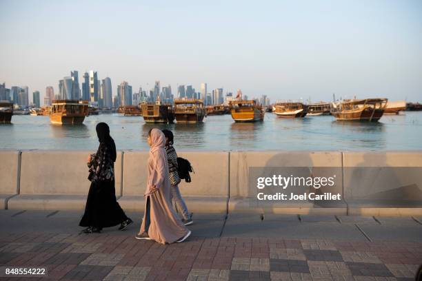 women in doha, qatar - dhow doha stock pictures, royalty-free photos & images