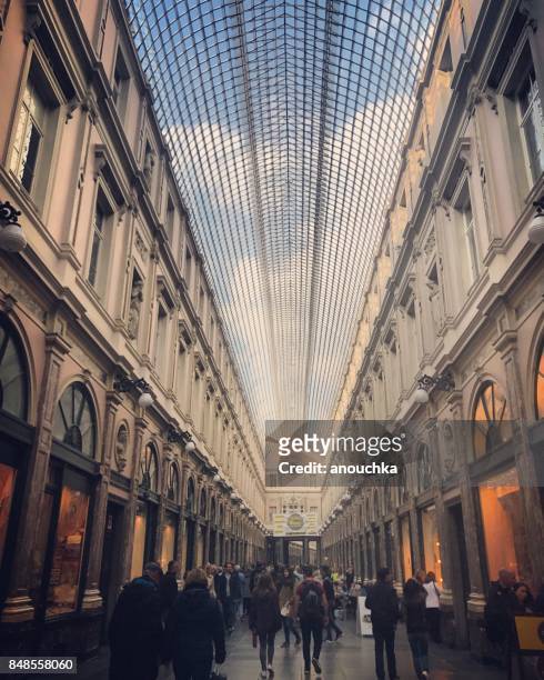 menschen wandern und shopping in galeries royales saint-hubert, brüssel, belgien - st hubert galleries stock-fotos und bilder