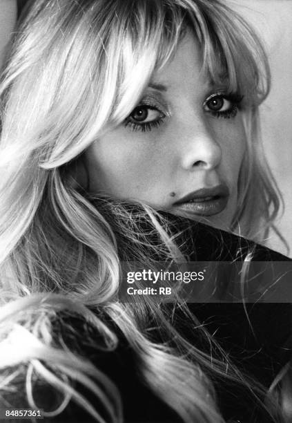 Photo of Lynsey De PAUL; Posed studio portrait of Lynsey De Paul