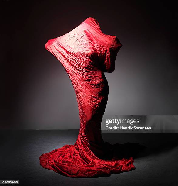 woman wrapped in red cloth 2 - cocoon 個照片及圖片檔