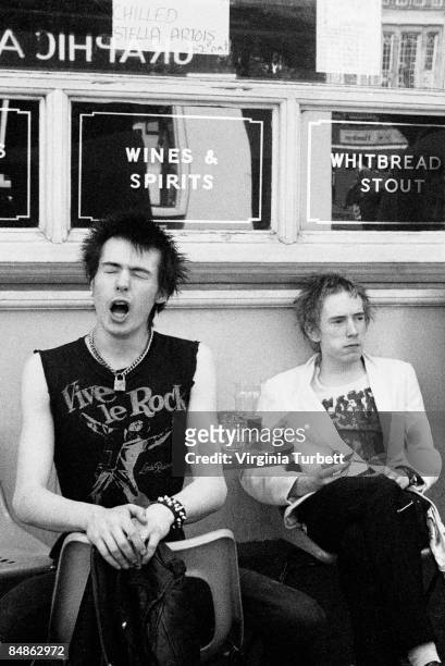 Photo of SEX PISTOLS and Sid VICIOUS and Johnny ROTTEN and John LYDON; Sid Vicious and Johnny Rotten - posed outside pub