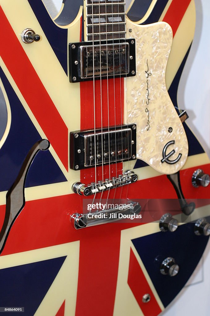 Photo of OASIS and EPIPHONE GUITARS and GUITAR and Noel GALLAGHER