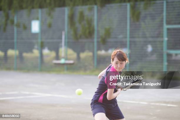 woman playing tennis - japanese tennis photos et images de collection