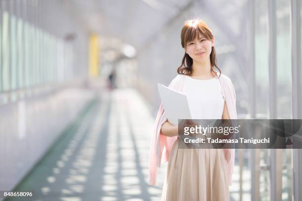woman with smile - japanischer abstammung stock-fotos und bilder