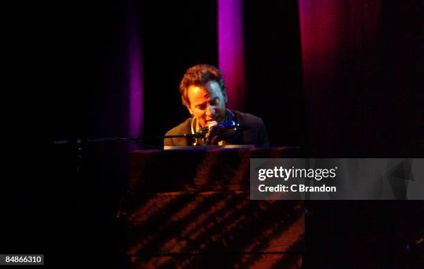 Bruce Springsteen 2005 661 Bruce Springsteen 2005 Stock Photos, High-Res Pictures, and Images ...